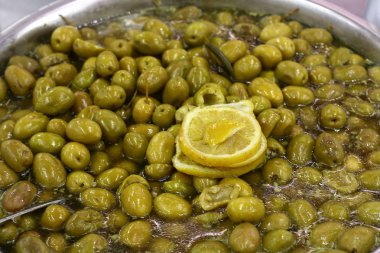 Tuzlu ve Marine zeytin Acre kentinde pazarda satılmaktadır 