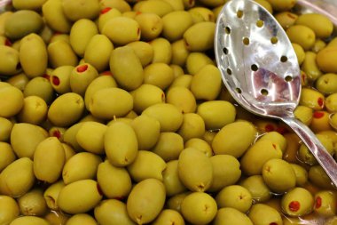 Tuzlu ve Marine zeytin Acre kentinde pazarda satılmaktadır 