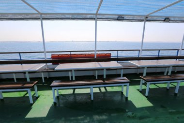 geri kalanı için bir Bank açık bir parkta duruyor 