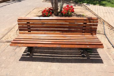 geri kalanı için bir Bank açık bir parkta duruyor 