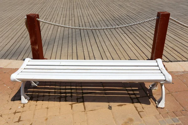 Banc Repos Tient Dans Parc Ouvert — Photo