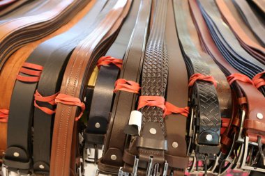 Erkek pantolon için mağaza kemerler üzerinde mağaza penceresinde 