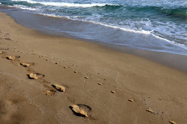 Voetafdrukken Het Zand Aan Oever Van Middellandse Zee Noord Israël — Stockfoto