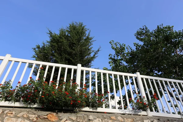 白いプラスチック フェンスの高い塀 — ストック写真