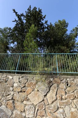 yüksek duvar beton ve demir yapıları 