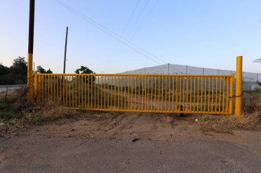 yüksek duvar beton ve demir yapıları 