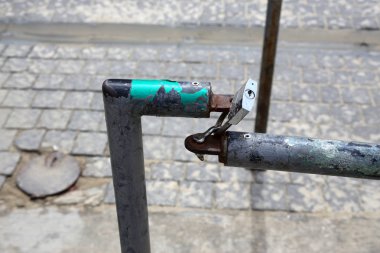 yüksek duvar beton ve demir yapıları 