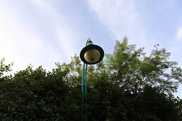 Paal Een Elektrische Lamp Hangt Schijnt Nacht — Stockfoto