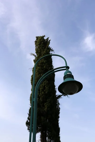 Paal Een Elektrische Lamp Hangt Schijnt Nacht — Stockfoto