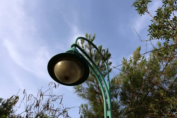 Poste Una Lámpara Eléctrica Cuelga Brilla Por Noche —  Fotos de Stock