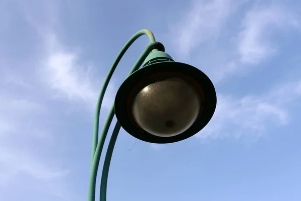 Pole Electric Lamp Hangs Shines Night — Stock Photo, Image