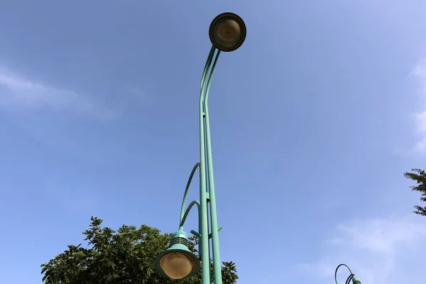 Pole Egy Elektromos Lámpa Lóg Ragyog Éjjel — Stock Fotó