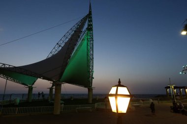 kutup bir elektrik lambası asmak ve gece parlar 