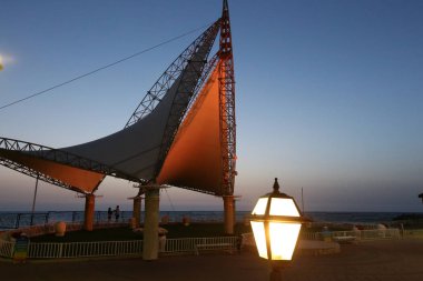 kutup bir elektrik lambası asmak ve gece parlar 