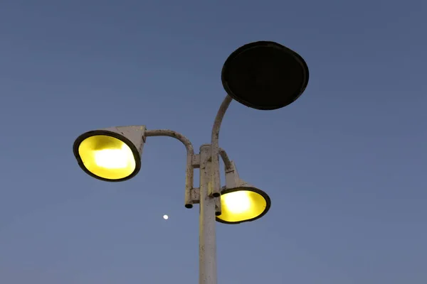 Pole Egy Elektromos Lámpa Lóg Ragyog Éjjel — Stock Fotó