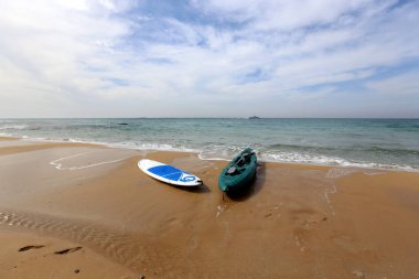 Akdeniz kıyısında kayık 