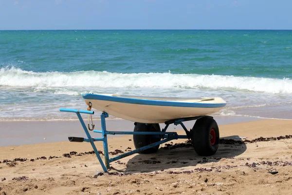 Caiaque Nas Margens Mar Mediterrâneo — Fotografia de Stock