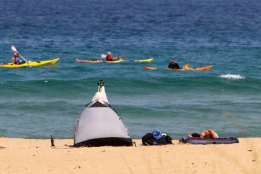 Akdeniz kıyısında dinlenme için çadır 