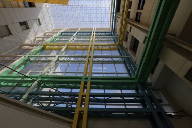 Bina geometrik inşaat metal ve cam 