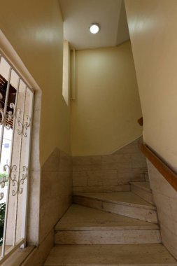 Merdiven kaldırma ve düşürülmesi için adımları bir dizi oluşur 