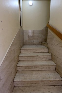 Merdiven kaldırma ve düşürülmesi için adımları bir dizi oluşur 