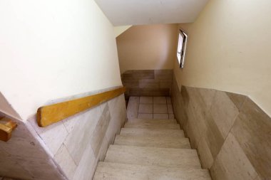 Merdiven kaldırma ve düşürülmesi için adımları bir dizi oluşur 