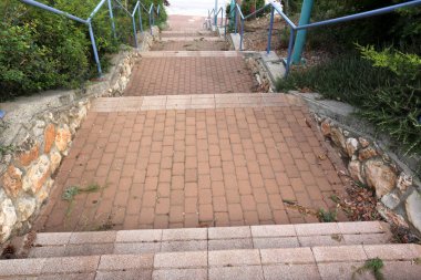 Merdiven kaldırma ve düşürülmesi için adımları bir dizi oluşur 