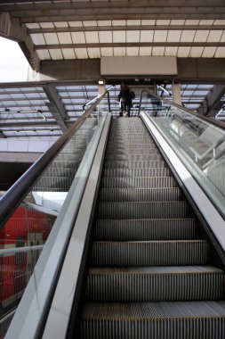 Merdiven kaldırma ve düşürülmesi için adımları bir dizi oluşur 