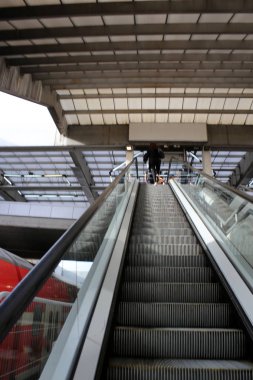 Merdiven kaldırma ve düşürülmesi için adımları bir dizi oluşur 