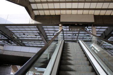 Merdiven kaldırma ve düşürülmesi için adımları bir dizi oluşur 