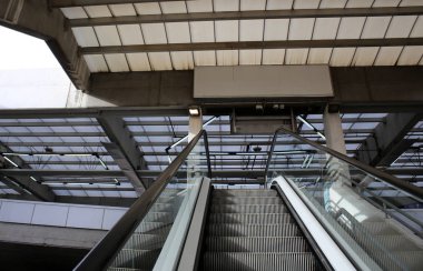 Merdiven kaldırma ve düşürülmesi için adımları bir dizi oluşur 