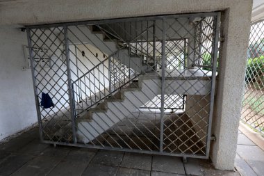 Merdiven kaldırma ve düşürülmesi için adımları bir dizi oluşur 