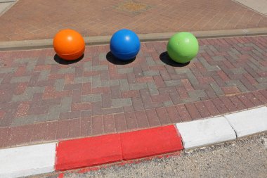 Kaldırım tarafındaki veya sokak kenarlarında bulunan bir yaya yolu olduğunu. 