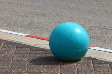 Kaldırım tarafındaki veya sokak kenarlarında bulunan bir yaya yolu olduğunu. 