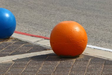 Kaldırım tarafındaki veya sokak kenarlarında bulunan bir yaya yolu olduğunu. 