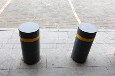 Kaldırım tarafındaki veya sokak kenarlarında bulunan bir yaya yolu olduğunu. 