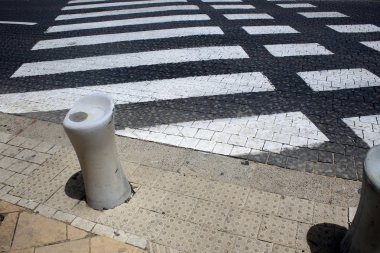 Kaldırım tarafındaki veya sokak kenarlarında bulunan bir yaya yolu olduğunu. 