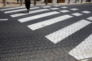 Kaldırım tarafındaki veya sokak kenarlarında bulunan bir yaya yolu olduğunu. 
