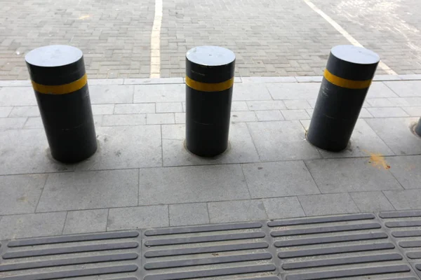 Kaldırım tarafındaki veya sokak kenarlarında bulunan bir yaya yolu olduğunu. 