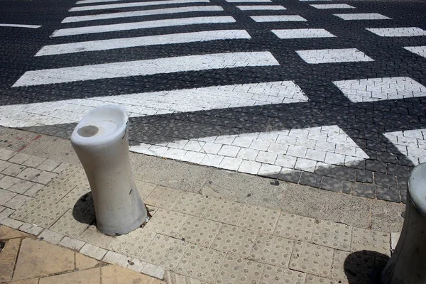 Kaldırım tarafındaki veya sokak kenarlarında bulunan bir yaya yolu olduğunu. 