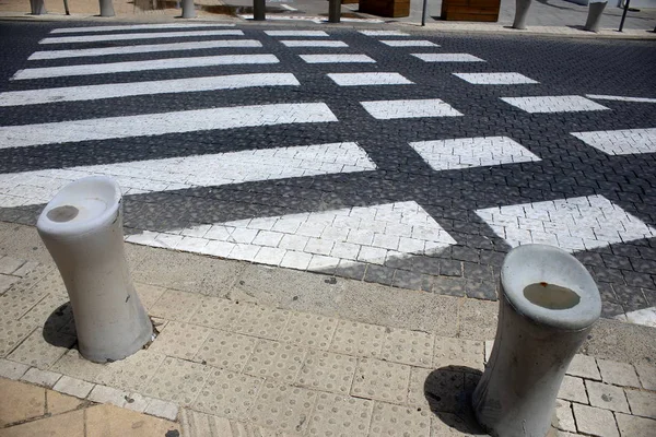 Kaldırım tarafındaki veya sokak kenarlarında bulunan bir yaya yolu olduğunu. 