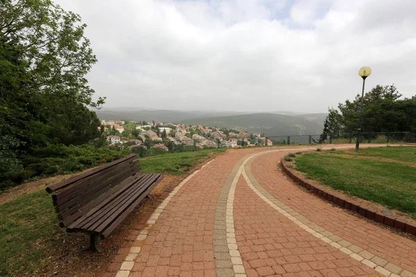 Kaldırım tarafındaki veya sokak kenarlarında bulunan bir yaya yolu olduğunu. 