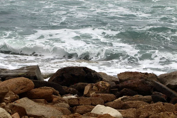 Pedras Encontram Nas Margens Mar Mediterrâneo Norte Israel — Fotografia de Stock