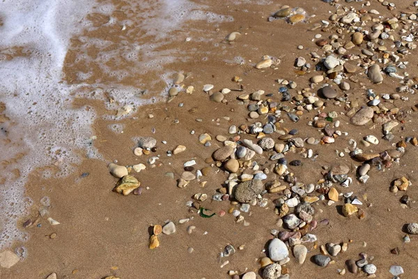 Kuzey İsrail ' Akdeniz'in kıyısında taş yalan 