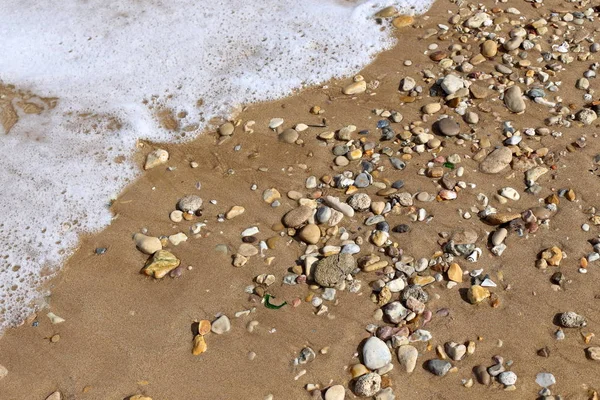 Kuzey İsrail ' Akdeniz'in kıyısında taş yalan 