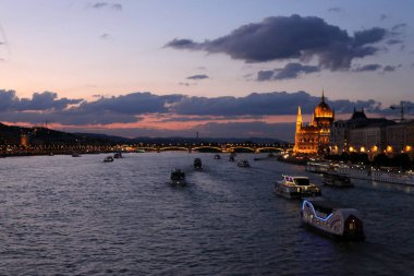 Budapeşte 'nin Macar başkenti tuna 'da altın günbatımı 