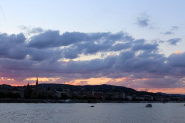 Budapeşte 'nin Macar başkenti tuna 'da altın günbatımı 