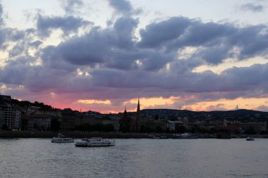Budapeşte 'nin Macar başkenti tuna 'da altın günbatımı 