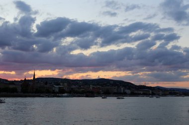 Budapeşte 'nin Macar başkenti tuna 'da altın günbatımı 