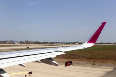 Lombar içinde olabilir bir jet uçak kanadının gördüm 